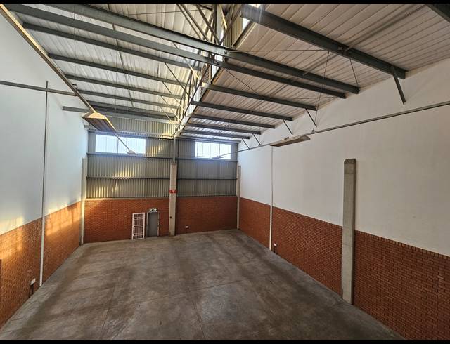 290M² WAREHOUSE TO LET IN LONGLAKE